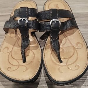 Born women’s thong sandals leather with black straps size 10